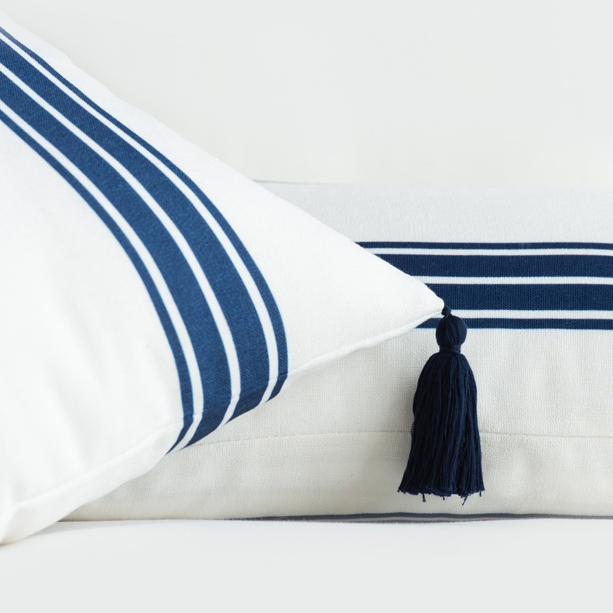 Coastal Indoor Outdoor Pillow Cover, Aviv, Striped Tassel, Navy Blue, 20"x20"