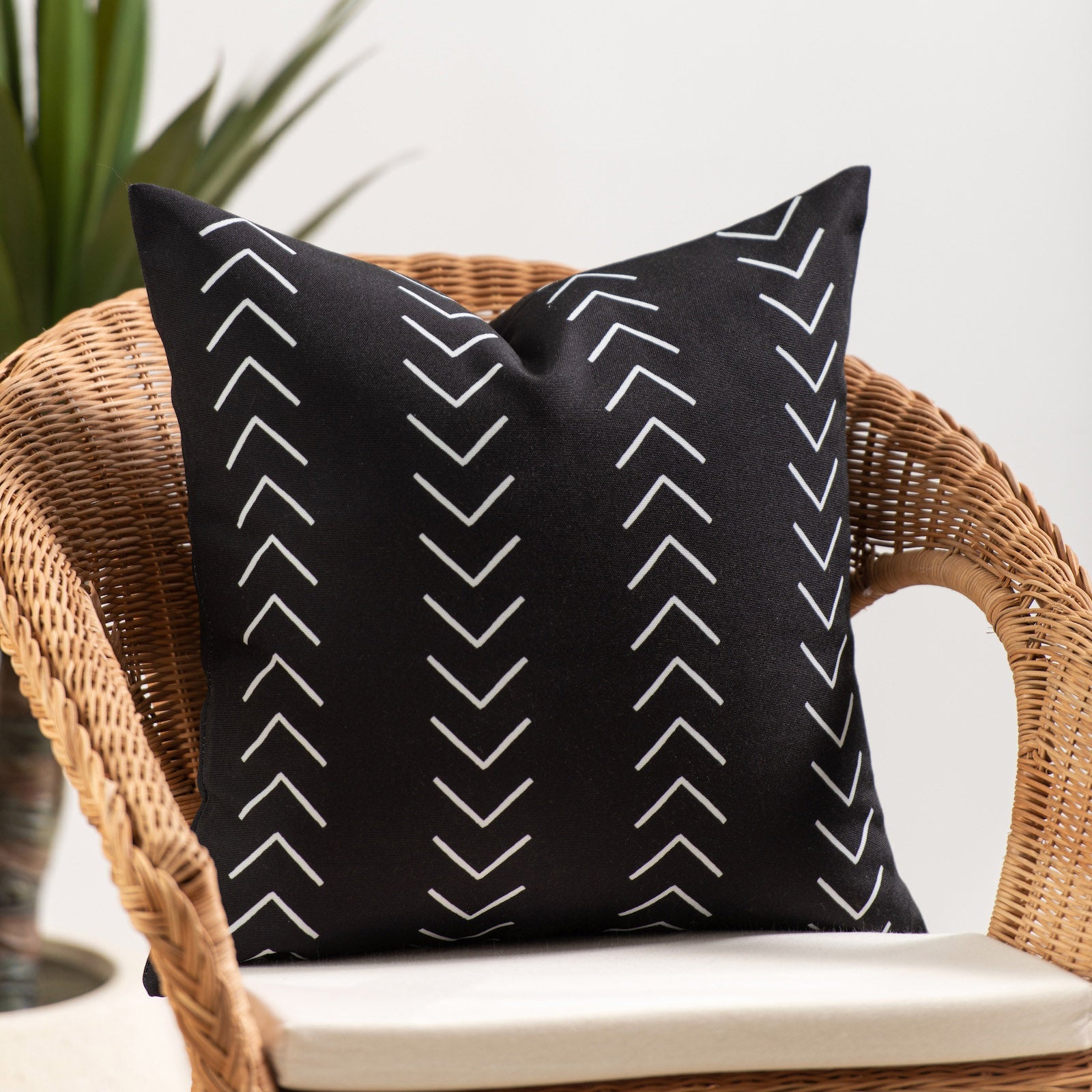 Mudcloth Inspired Outdoor Pillow Cover, Arrowhead Black, 18"x18"-1